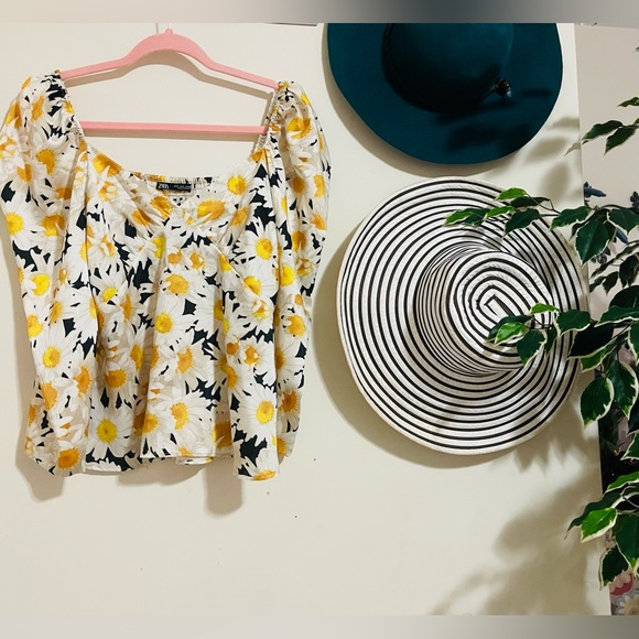 Beautiful top from Zara. Size medium - Picture 4 of 4